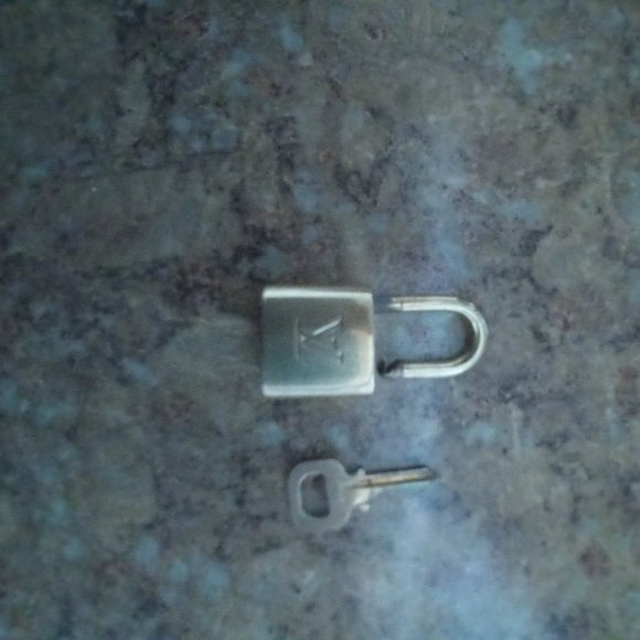 AUTHENTIC!!! LV lock and key - Picture 3 of 6